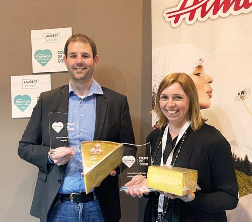 Christof Abbrederis und Simone Mader vom Käseproduzenten mit den ausgezeichneten Produkten und der begehrten Auszeichnung.  FA