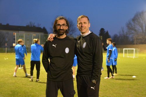 Co-Trainer Ugur Yilmaz (l.) und Trainer Philipp Hagspiel freuen sich.