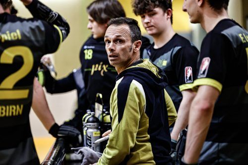 Coach Francesco Dolce beim Timeout. Ein Schlussspurt der Nordtessiner brach den Spielern des Rollhockeyclubs Dornbirn das Genick. RHC