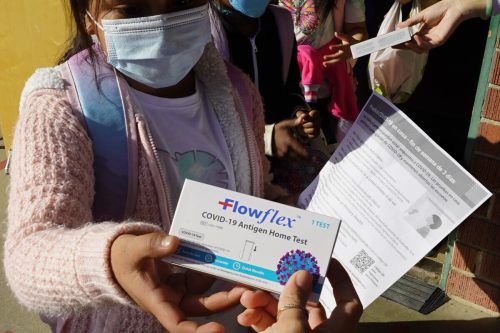 Covid-Tests wird es an den heimischen Schulen weiterhin geben. Die Maskenpflicht jedoch wird gelockert.  AP