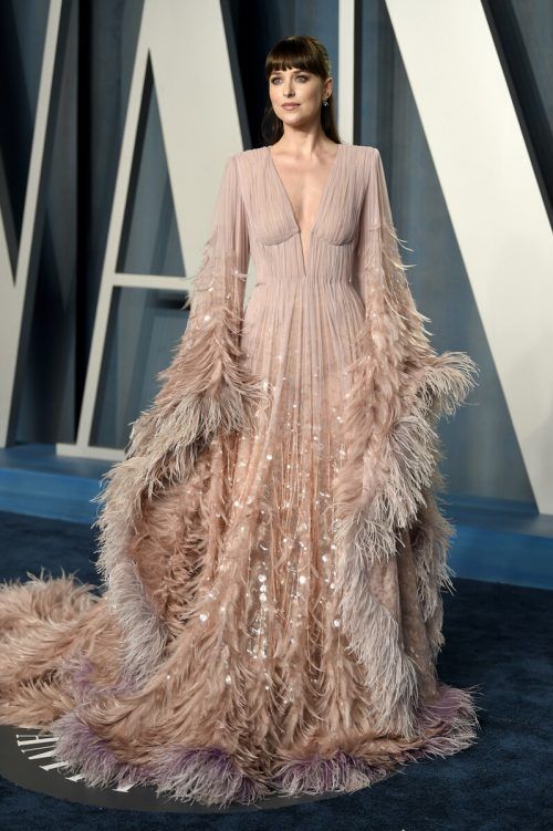 Dakota Johnson hüllte sich in ein Kleid mit Pailletten und Federn. ap