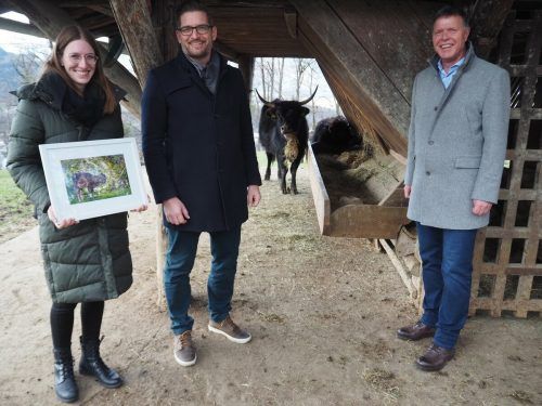 Das Auerochsenkalb Ronja hat nun die wohn.wert Immobilien GmbH als Paten bekommen, während Johanna Schwald die Patenschaft für Rackelhahn Igor übernommen hat. Wildpark Fk