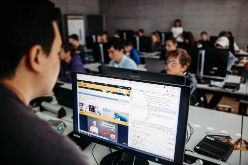 In den beiden Modulen des Code Base Sommercamps können Jugendliche in die Welt des Programmierens eintauchen.  VN/Sams