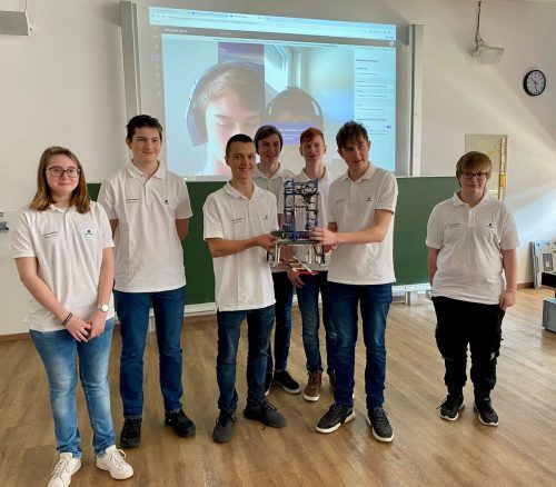 Das ekmTecRobots HTL Bregenz-Team präsentierte Forschungsprojekt teil-hybrid, damit auch die Covid-positiven Mitglieder dabeisein konnten. htl Bregenz