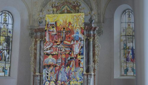 Das Fastentuch von Haselstauden verhüllt während der Fastenzeit den Altar der Wallfahrtskirche Maria Heimsuchung in Dornbirn. EH (2)