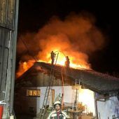 300 Jahre altes Bauernhaus in Flammen