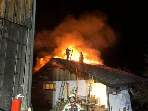 Das Feuer griff vom Obergeschoß auf das mit Holzschindeln gedeckte Dach über. Feuerwehr St. Gallenkirch/Martin Mathies