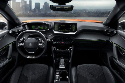 Das für Peugeot typische i-Cockpit ist um spezifische Details ergänzt.