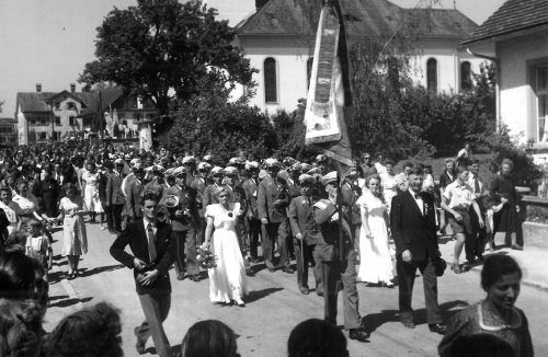 Das ganze Dorf war auf den Beinen beim großen zweitägigen Fahnenweihefest der neuen Vereinsfahne im Jahr 1950 mit Segnung und Übergabe der Fahne an den neu uniformierten Musikverein Lochau.
