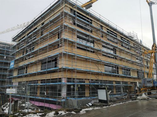 Das Gebäude für Mittelschule und Polytechnische Schule ist in Entstehen.  me