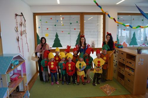 Das Märchen „Schneewittchen und die sieben Zwerge“ begleitete den Kindergarten Übersaxen durch den Fasching. Kindergarten Übersaxen