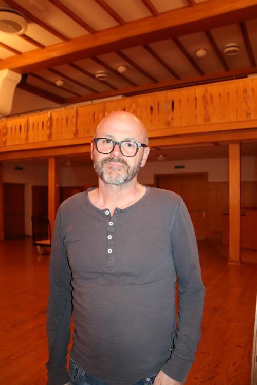 Das neue Theater-Wolfurt-Stück ist eine perfekte Mischung aus moderner Komödie und entlarvender Gesellschaftssatire. Frech, witzig und intelligent. Das gemeinsame Proben gibt uns allen viel Energie.Wolfgang Klimmer, Regie