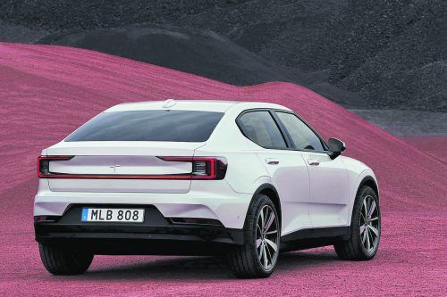 Das Polestar-Basismodell verfügt nun über einen 69-kWh-Akku, ein Plus von 5 kWh. Damit steigt die Reichweite der „Standard Range Single Motor“ genannten Version mit Frontantrieb um rund 30 auf bis zu 470 Kilometer. Der E-Motor des Polestar 2 leistet nun 231 PS, zuvor waren es 224 PS. Die Ladeleistung an einer Schnellladestation wurde von 116 auf bis 130 kW angehoben.