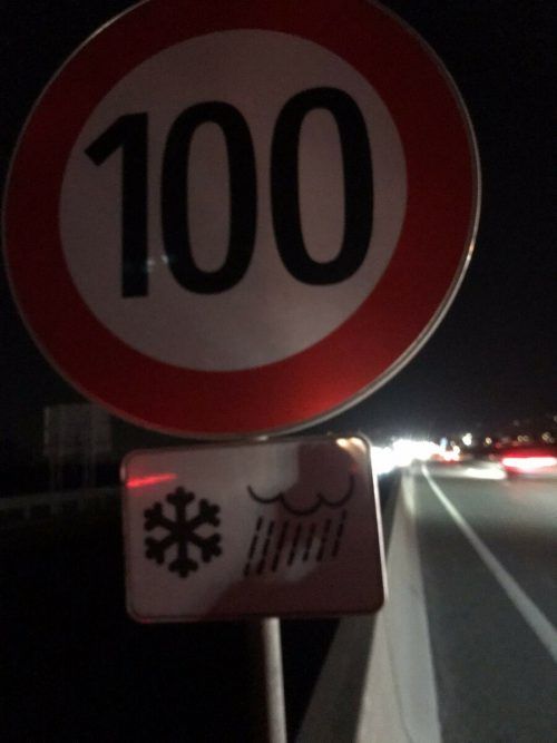 Das Schild wurde wieder in die richtige Position gebracht.  asfinag