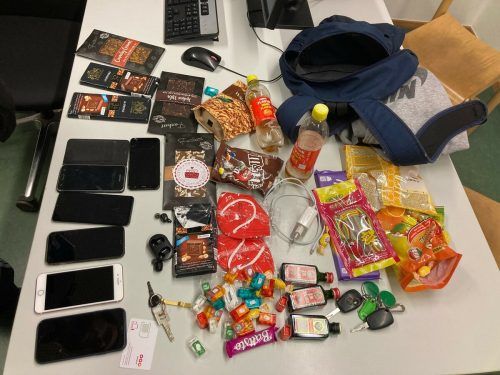 Das sichergestellte Diebesgut: Handys, Autoschlüssel und Süßigkeiten.  Polizei