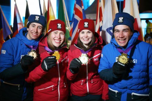 Das strahlende ÖOC-Quartett Fabio Walch, Victoria Olivier aus Au, Natalie Falch und der Mellauer Jakob Greber (v. l.) nach dem Gewinn der Goldenen im Parallel-Mixedteambewerb bei den Alpinen. GEPA