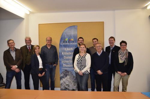 Das Team der Regio Klostertal-Arlberg mit Obmann, Geschäftsführung, Büro und Bürgermeister packt gemeinsam wichtige Projekte des Tales an. DOB