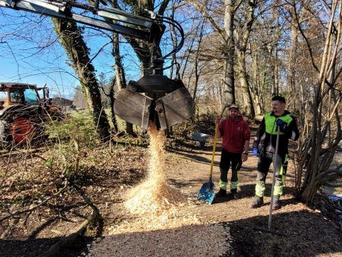 Das Team des Wirtschaftshofs bearbeitet die Wege in Lochau. bms