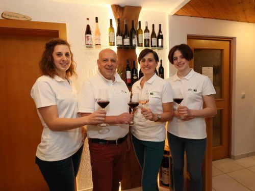 Das „WeinRegal“-Team: Melanie Ströhle, Stefan Krammer, Beate Ströhle und Marina Fischer. Meusburger