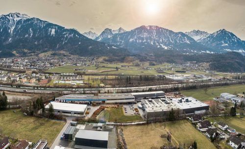 Das Unternehmen steht seit Jahrzehnten für „beste Verbindungen” - und das weltweit. In den Hauptstandort im Walgau und die weiteren Werke werde investiert. ⇒FA