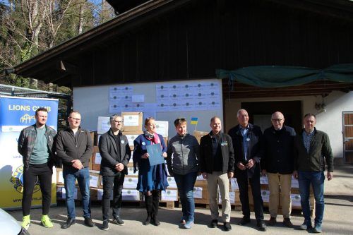 Das Wildpark-Team sowie Mitglieder des Lions Clubs übergaben der Delagtion aus Polen zudem Sachspenden für die Ukraine.  VN/WIM