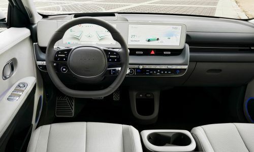Dem Antrieb gemäß ist das Cockpit volldigital, ein paar Tasten und Schalter sind dennoch an Bord.