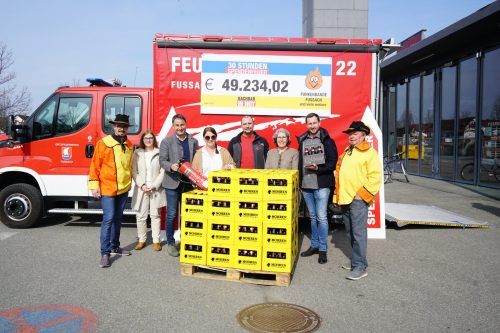 Den Abschluss der „Aktion Feuerschale“ bildete die Bekanntgabe der Spendensumme. Diese musste bei einem Gewinnspiel – Hauptpreis 30 Kisten Mohren Spezial – im Vorhinein geschätzt werden. Petra Meusburger aus Gaißau räumte den Hauptgewinn ab. D. Mathis