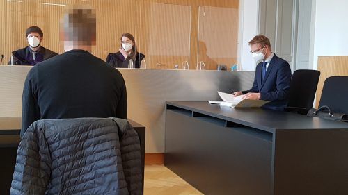 Der Angeklagte vor Richter Thomas Wallnöfer bei der Verhandlung am Landesgericht Feldkirch.  eckert