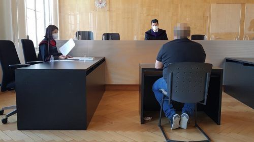 Der Angeklagte wurde innerhalb der Probezeit wieder rückfällig. eckert