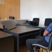Gefängniswärter in die Hand gebissen