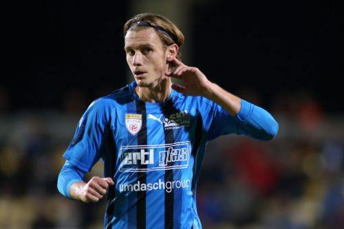 Der Bludenzer Marco Stark kennt heute kein Pardon gegen Austria Lustenau.  gepa