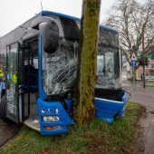 Schulbus in Trier verunglückt: 11 Schüler und Busfahrer verletzt