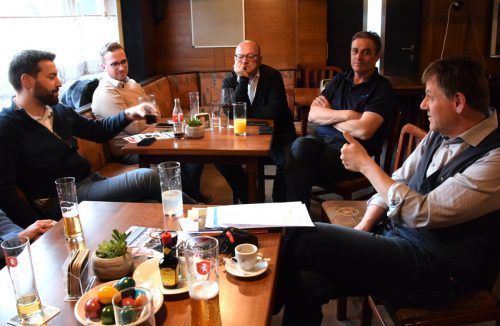 Der Einladung zum Landtagsdialog folgten Bürgermeister Simon Tschann (l.), die beiden Stadtvertreter Gerhard Krump (Mitte) und Manfred Heinzelmaier (2. v. r.), hier mit Christoph Thoma (r.). sco