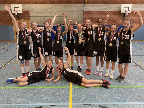 Der erfolgreiche Basketball-Kader: Klara Schlömmer, Annika Bertschler, Julia Marte, Lina Cvetkovic, Elina Türtscher, Maja Keckeis, Mia Ottowitz, Sara Mayer-Radl, Alicia Hammerer, Elisa Müllner, Sophia Wieser und Anna-Lena Profunser.  Privat