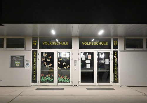 Der Haupteingang der Schule, in welcher der 46-Jährige getötet wurde.  apa