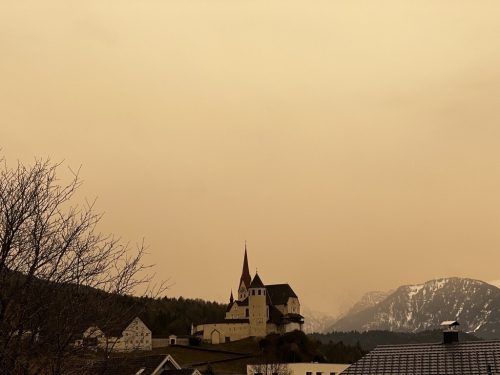 Der Himmel hinter der Basilika in Rankweil ist ebenfalls gelblich. VN