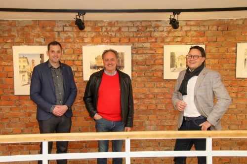 Der Hörbranzer Bürgermeister Andreas Kresser, Künstler Gerhard Mangold und Vizebürgermeister Stefan Fischnaller (v. l.). chf/3