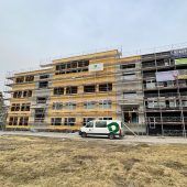 Der Firstbaum schmückt die Ausweichschule