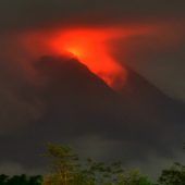 Hunderte auf der Flucht  – Vulkan Merapi spuckt Lava und Asche