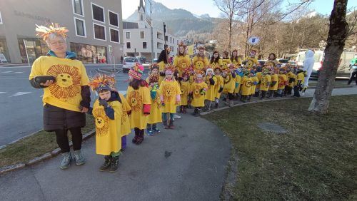 Der Kindergarten Hofen veranstaltete mit seinem Löwenrudel einen Minifaschingsumzug rund um das Bildungszentrum Hofen.