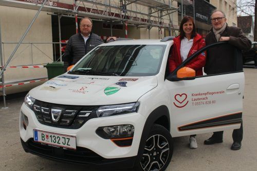 Der Krankenpflegeverein Lauterach wird heute mit Erwin Rinderer (r.) einen neuen Obmann wählen und Bgm. Rhomberg übergibt symbolisch ein neues E-Auto. STP