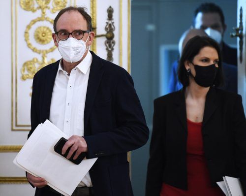 Der neue Gesundheitsminister Rauch und Verfassungsministerin Edtstadler gaben die Entscheidung bekannt.  APA/Jäger