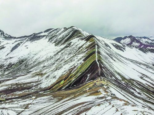 Der Rainbow Mountain verdankt seinen Namen den sieben Farben, in denen er leuchtet, wenn nicht gerade Schnee liegt. Beate Rhomberg (6)