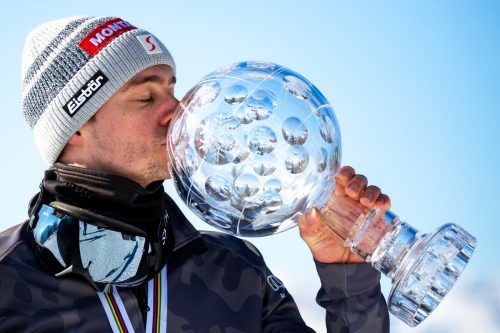 Der Siegerkuss: Vier Weltcupsiege, nur Podiumsplätze – Alessandro „Izzi“ Hämmerle holte sich in Veysonnaz den dritten SBX-Gesamtweltcupsieg in Folge. GEPA