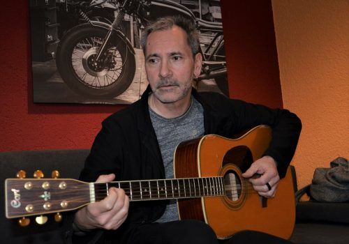 Der Singer & Songwriter Elmar Walser begleitet seine Songs mit der Gitarre.  HRJ