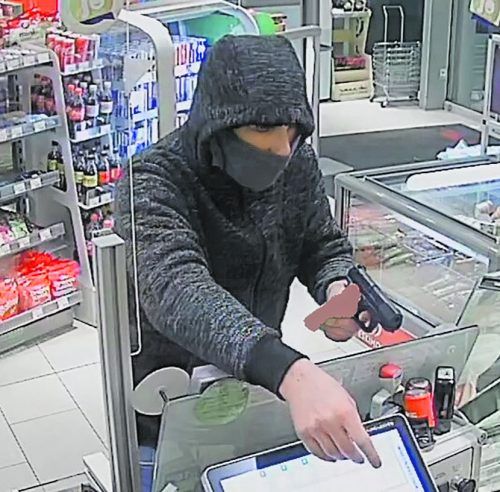Der unbekannte Täter war maskiert und mit einer Pistole bewaffnet. überwachungskamera