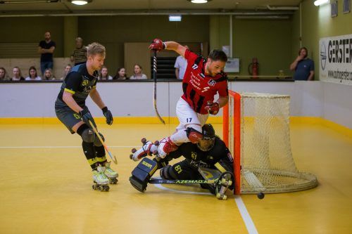 Der Wolfurter Daniel Zehrer im Duell mit Dornbirn-Goalie Gomes Da Silva und Goalgetter Jonas Fässler im Nacken. Steurer