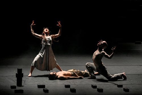 Die Akram Khan Company gastierte mit „Outwitting the Devil“ im vollen Festspielhaus. Udo Mittelberger