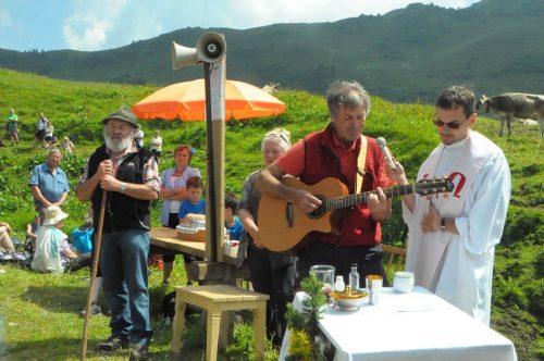 Die Alpsegnung, hier mit Pfarrer Christian Stranz, hat eine lange Tradition in den Pfarrgemeinden.  Kath. Kirche