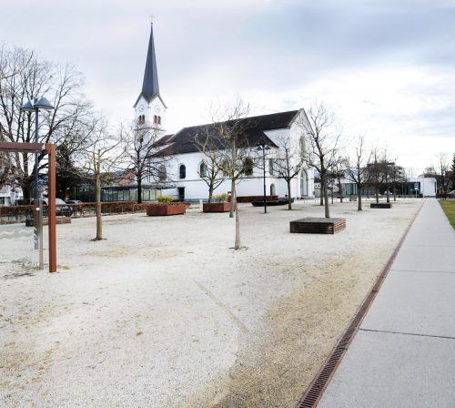 Das Kies auf diesem Platz soll heuer noch Blumen und Bäumen weichen. ajk